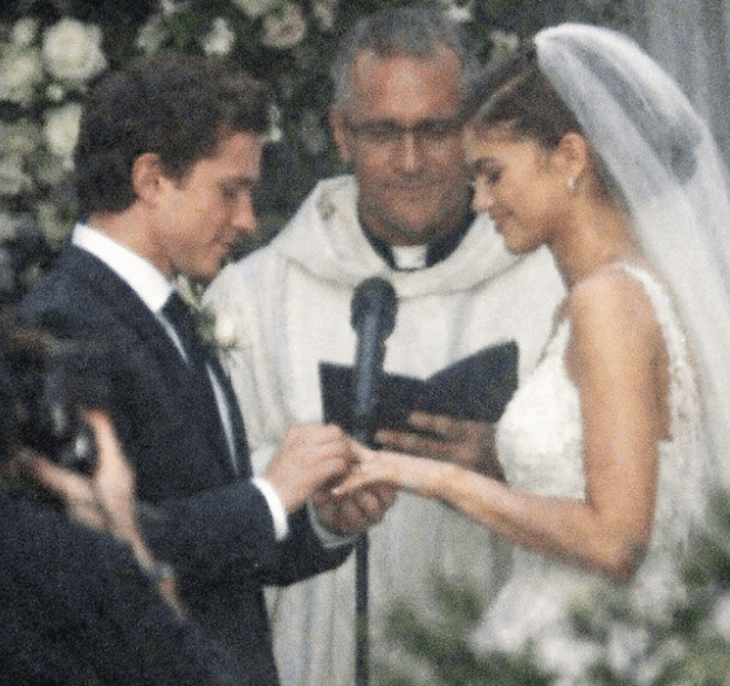 赞达亚幽默回应AI结婚照风波：朋友因“未获邀请”而“生气”